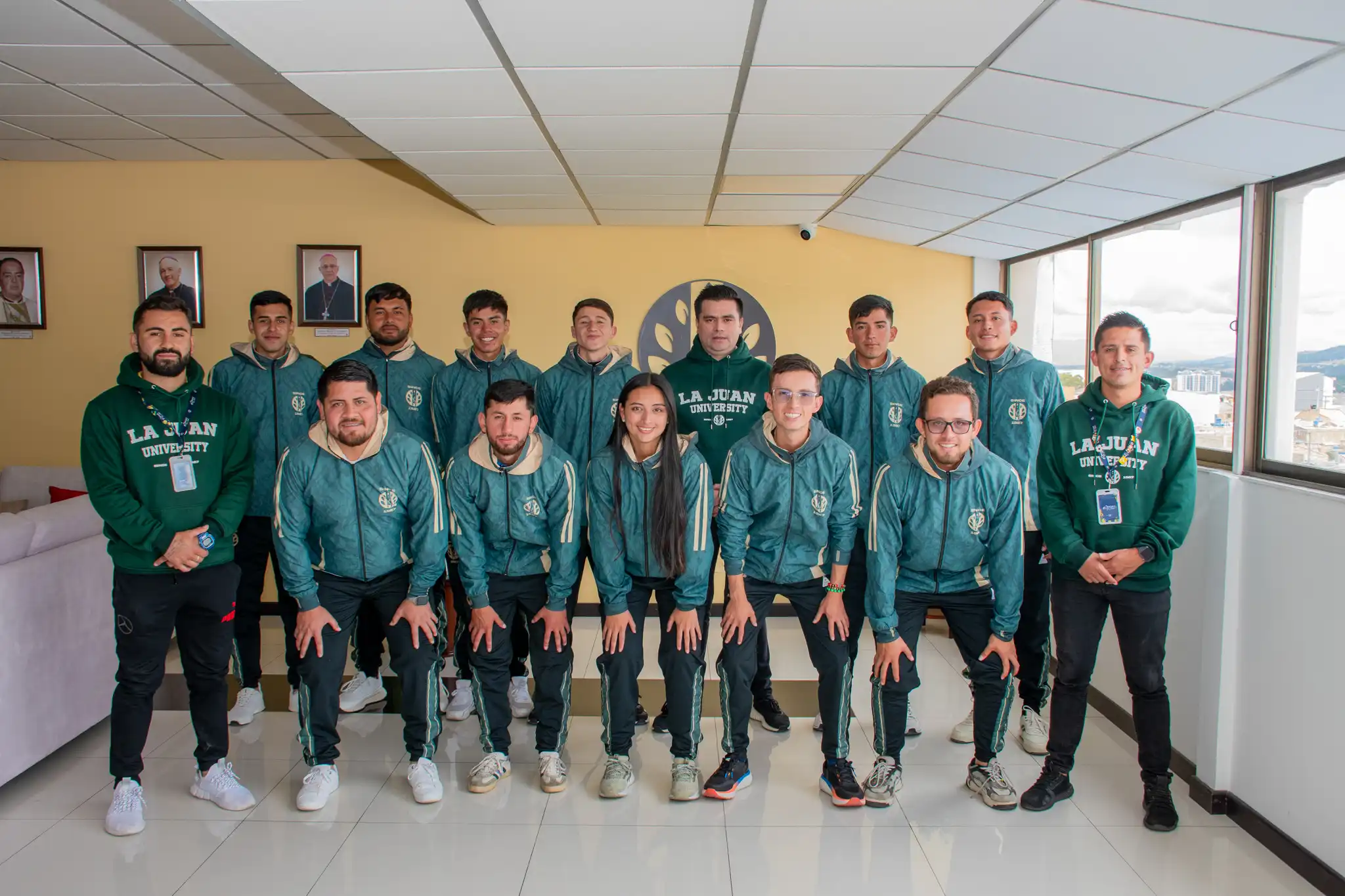 La Juan realizó la entrega de uniformes a deportistas que representarán a la Juan en los Juegos Universitarios Nacionales ASCUN 2025-2