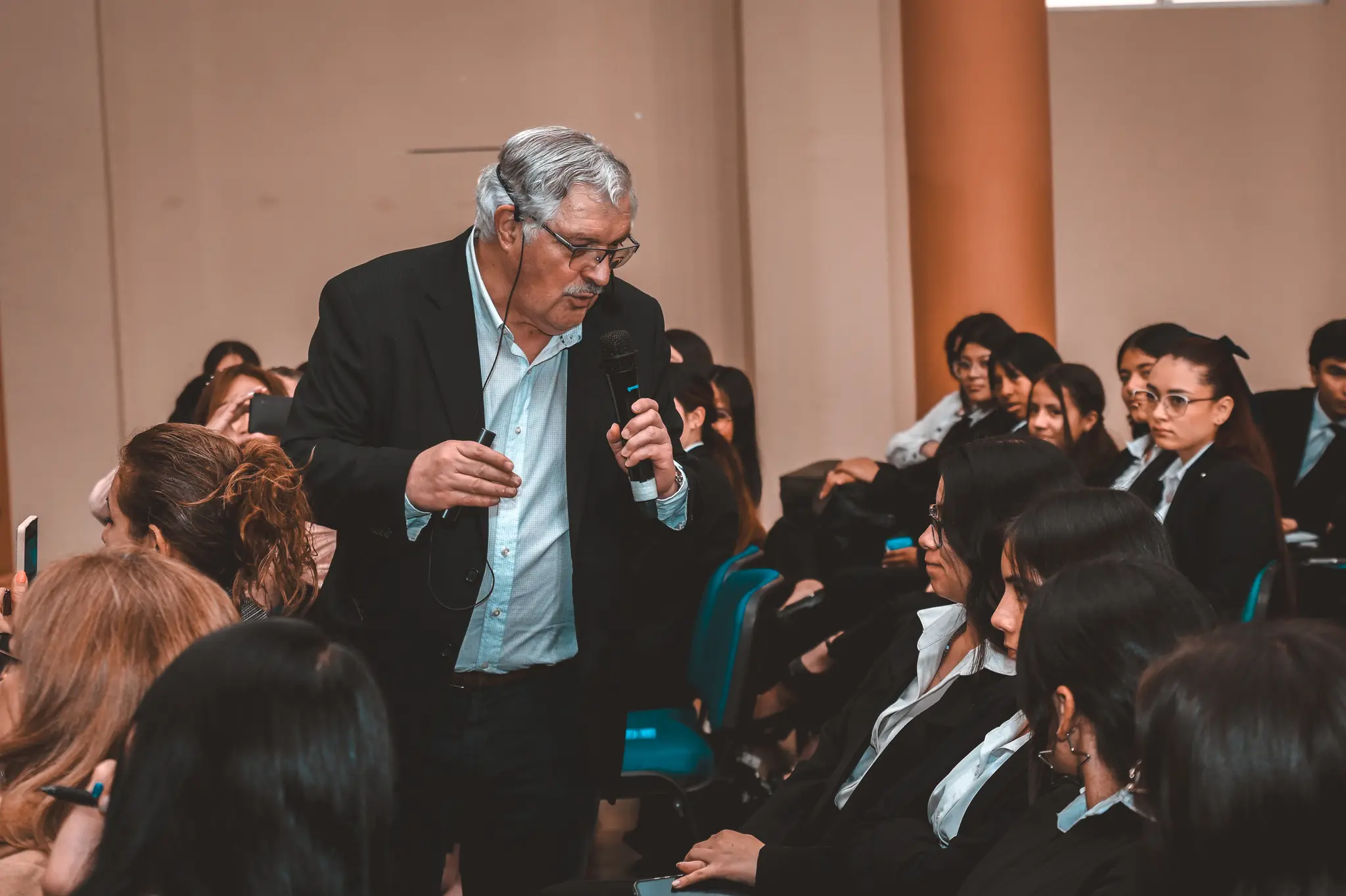 Gran acogida en la conferencia “El rol del docente en el siglo XXI” dirigida por Julián de Zubiría