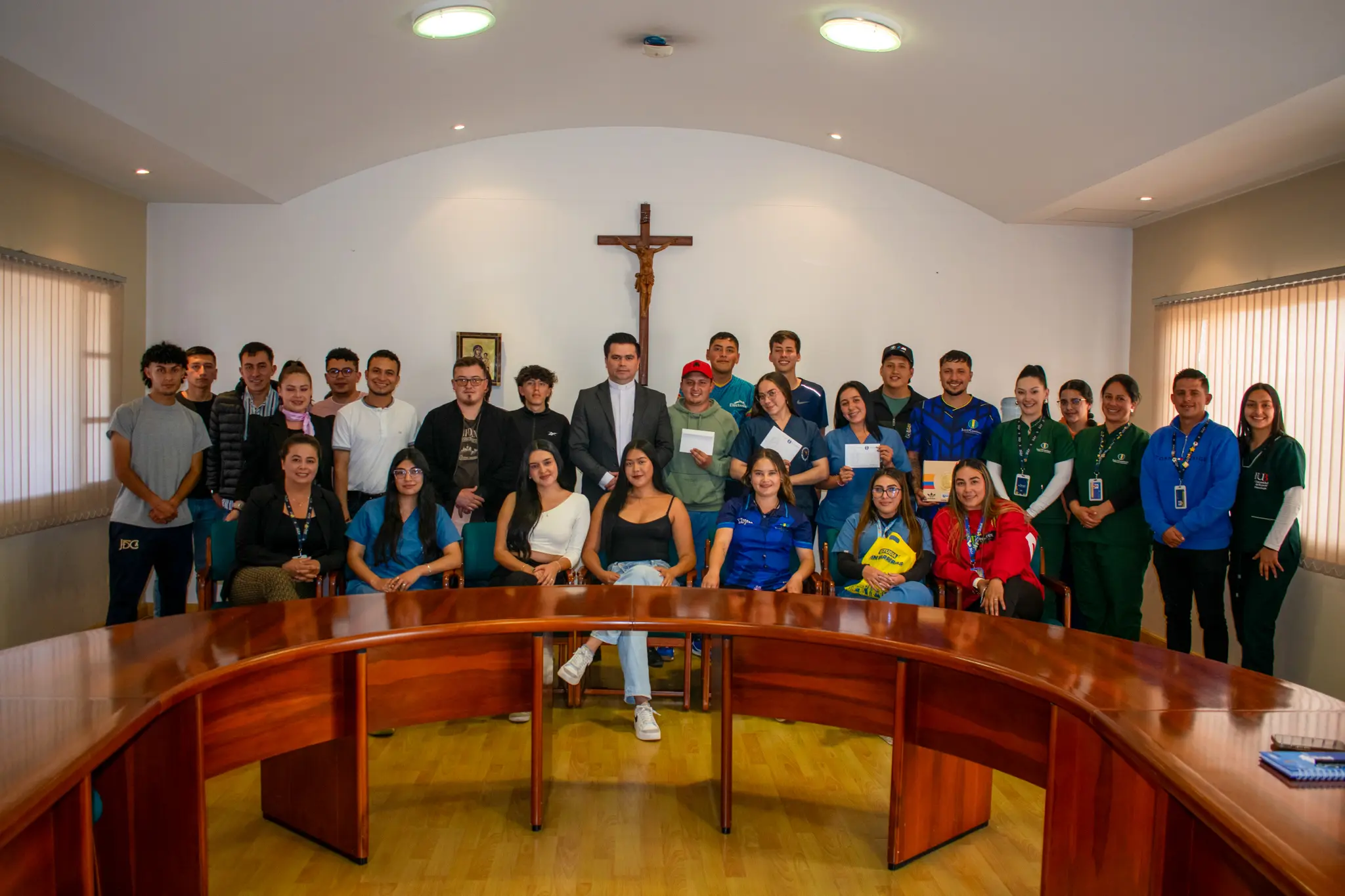 Rector de la Juan, hizo entrega formal de premios e incentivos a los ganadores de la Juan Fest Vol.3.