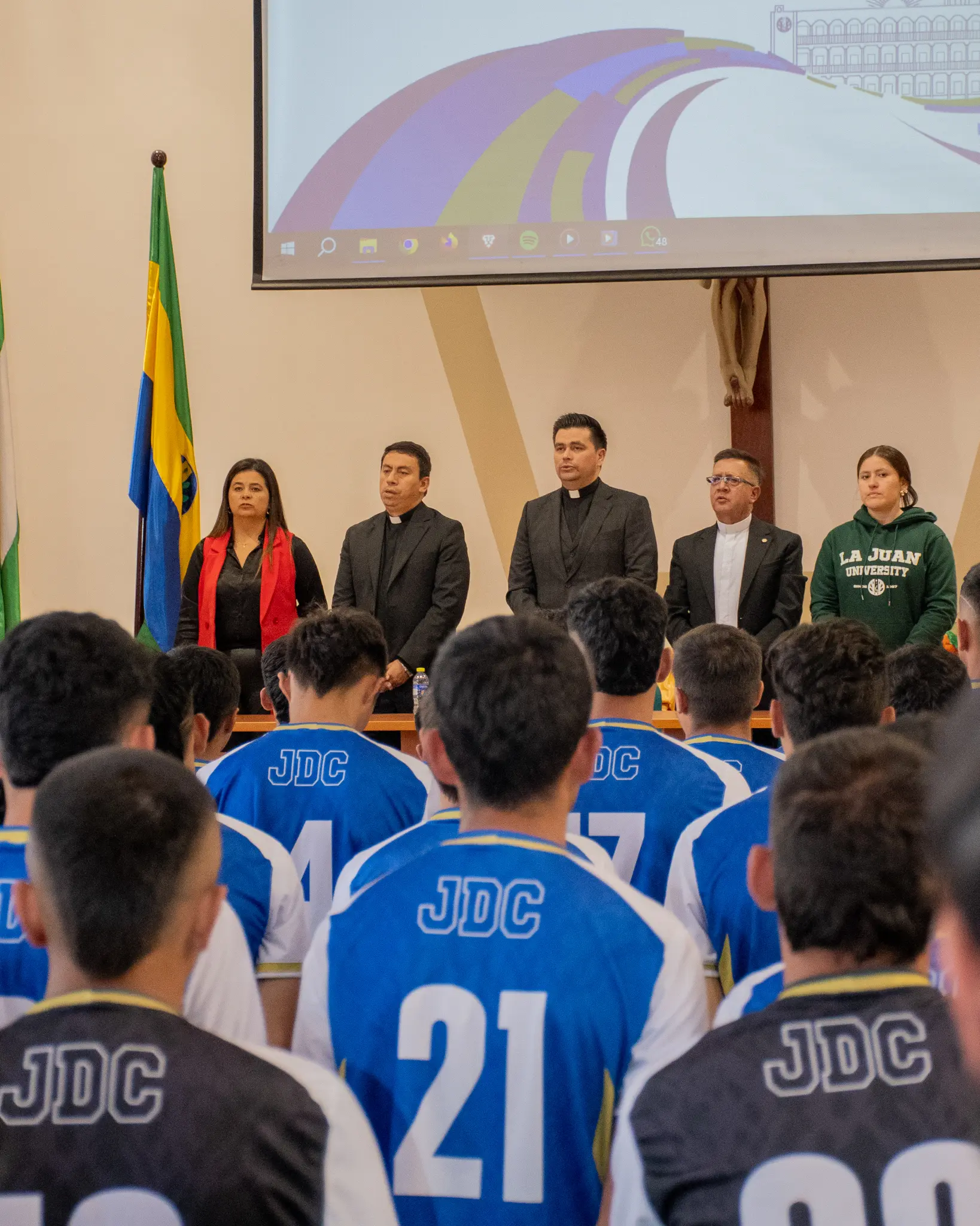 La Juan entrega uniformes y presenta sus delegaciones deportivas para los Juegos ASCUN 2026 en un simbólico evento